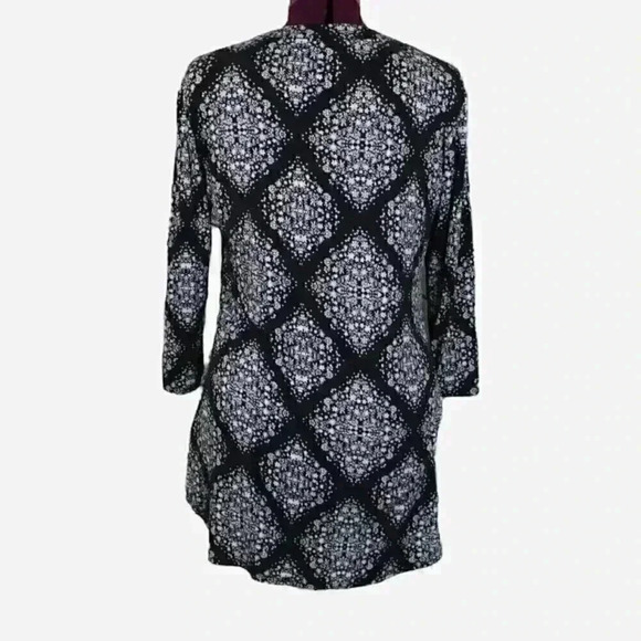🔵 2/$15 ~ MAURICES long top XL black with white designs - Picture 3 of 7
